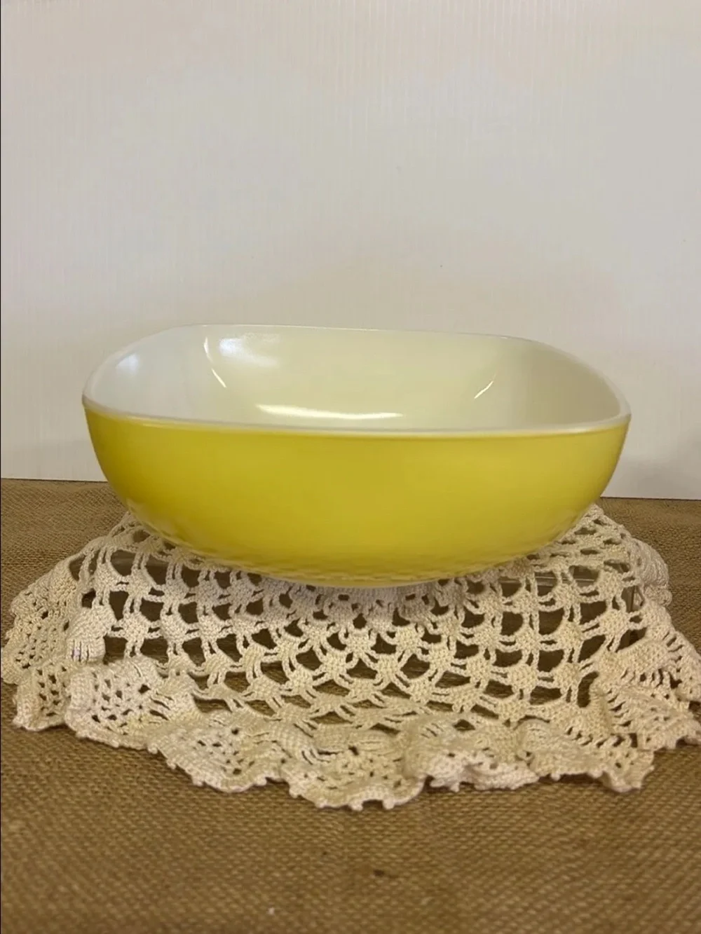 PYREX #525B 25 Vintage Hostess Square Bowl Serving Dish in Yellow 2.5 QT USA